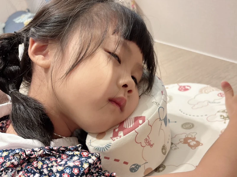 【推薦】午睡神器來了！小學生桌椅專用枕墊，讓孩子睡好不落枕-GreySa格蕾莎【月兒午安枕+雲朵午睡墊】