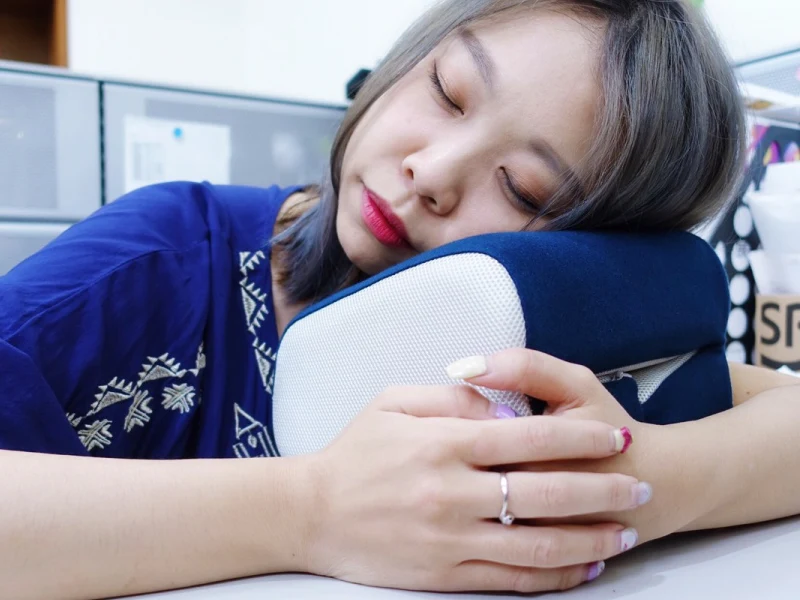【推薦】辦公室好物推薦│GreySa格蕾莎 折疊式午睡枕，輔助午睡不可或缺的必需品! 亦可當腰背靠墊枕喔~