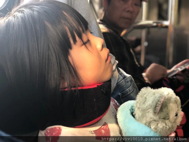 【推薦】圓圓家-《旅行必備小物》推薦，格蕾莎旅行頸枕，睡個舒服的好覺，充個電，旅行更有精神