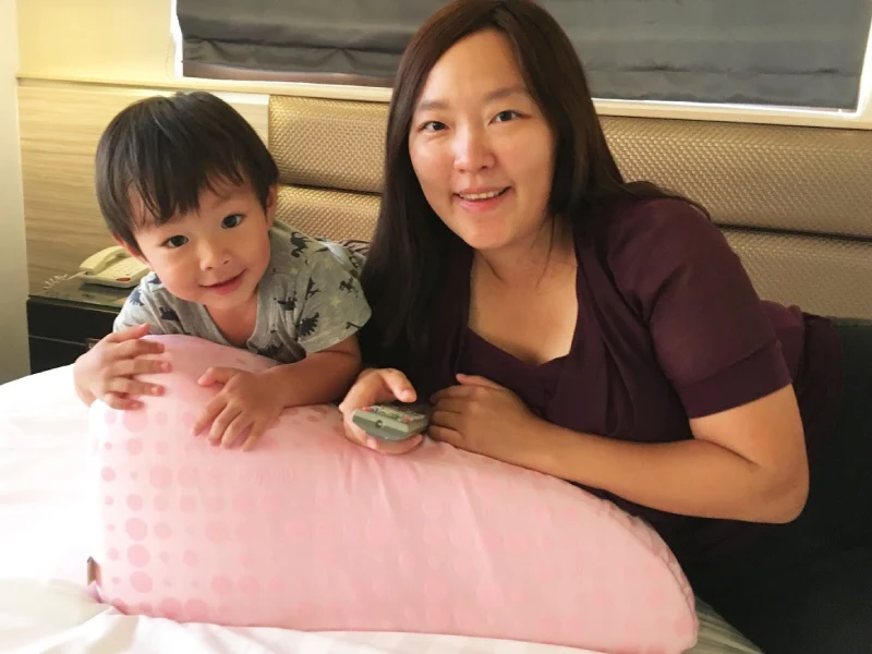 【推薦】﹤文／江婕瑋 職能治療師 推薦﹥可舒緩久站不適、哺乳期腰背靠、看電視滑手機支撐，台灣設計製造的MIT品牌！GreySa格蕾莎│抬腿枕（粉紅圓點）｜