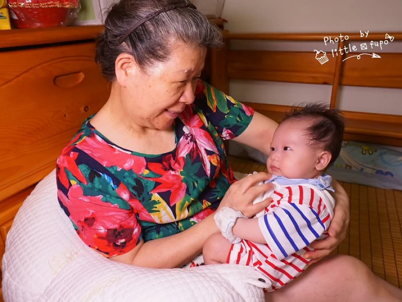 【推薦】[育兒推薦]推薦多功能哺乳枕:懷孕好眠枕,月亮枕,學坐補助枕,閱讀補助枕,親餵枕,瓶餵枕合為一體的GreySa格蕾莎:哺乳護嬰枕,